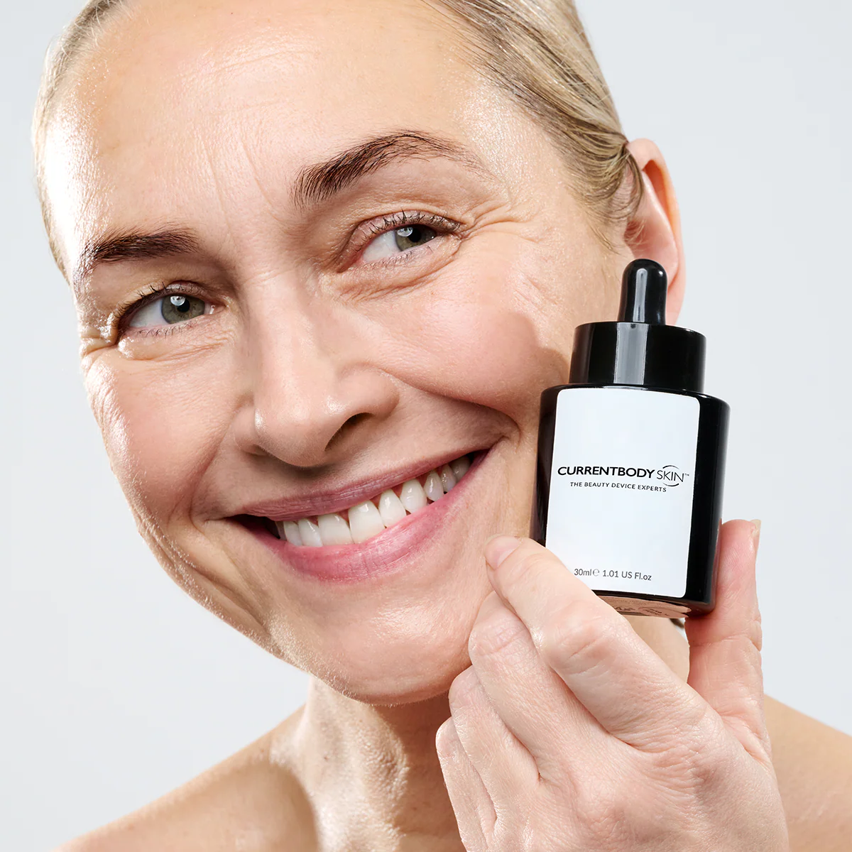 CurrentBody Skin LED Gesichtsmaske: 2. Generation & Green Tea Serum (30ml) - Image 3